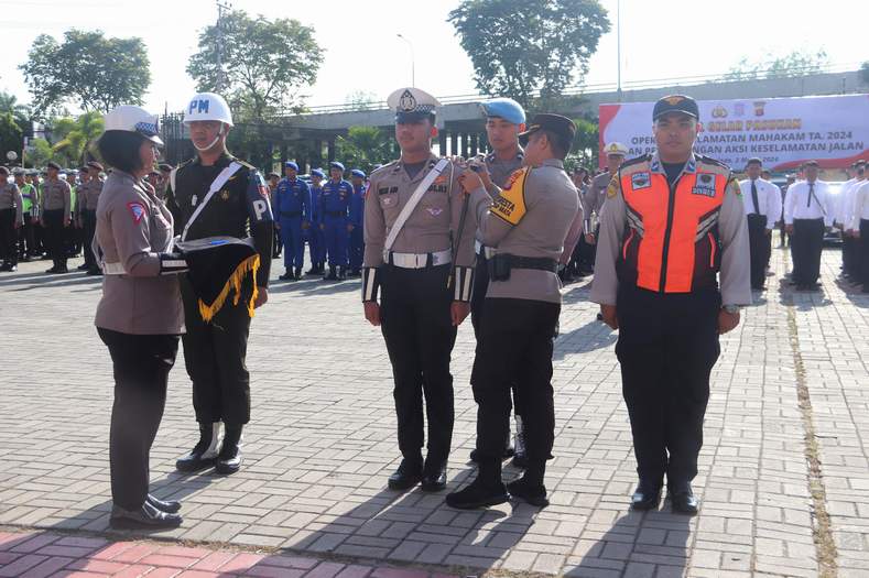 PEDULI KESELAMATAN: Kapolresta Samarinda Kombes Pol Ary Fadli menyematkan lencana ke anggota yang bertugas selama Operasi Keselamatan Mahakam 2024.