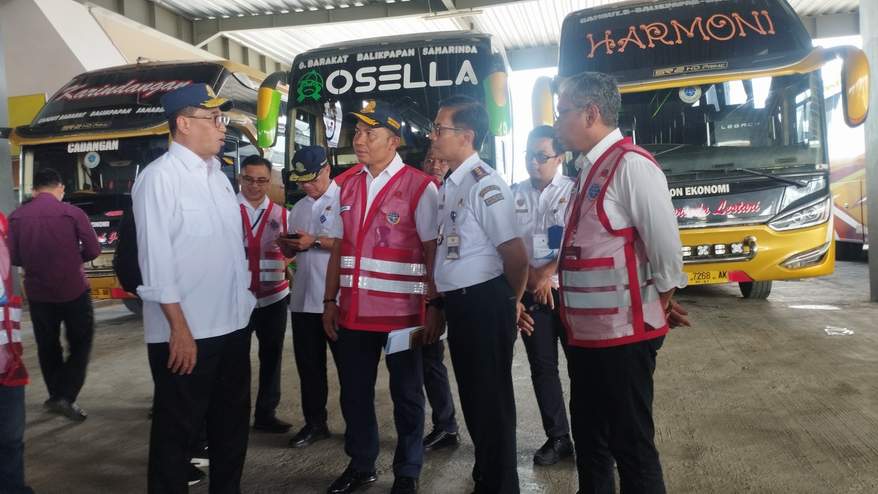 SAKSAMA: Menteri Perhubungan Budi Karya Sumadi (kiri) memberi sejumlah pengarahan kepada Muiz Thohir (depan, kedua kanan) di sela persiapan peresmian Terminal Samarinda Seberang, Rabu (28/2) lalu.