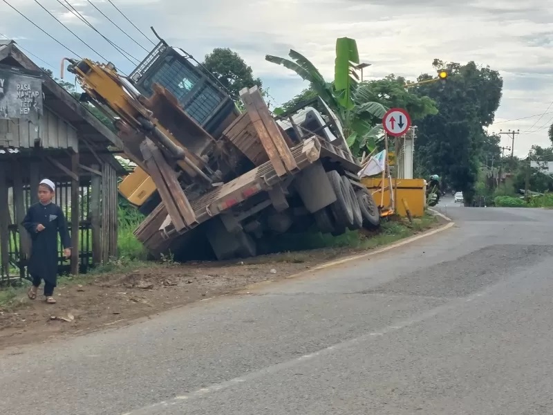 LAKA TUNGGAL: Mobil trailer pembawa alat berat yang mengalami laka tunggal di jalan nasional di Kelurahan Sarang Halang, Minggu (3/3). (FOTO: NORSALIM YAHYA/RADAR BANJARMASIN)