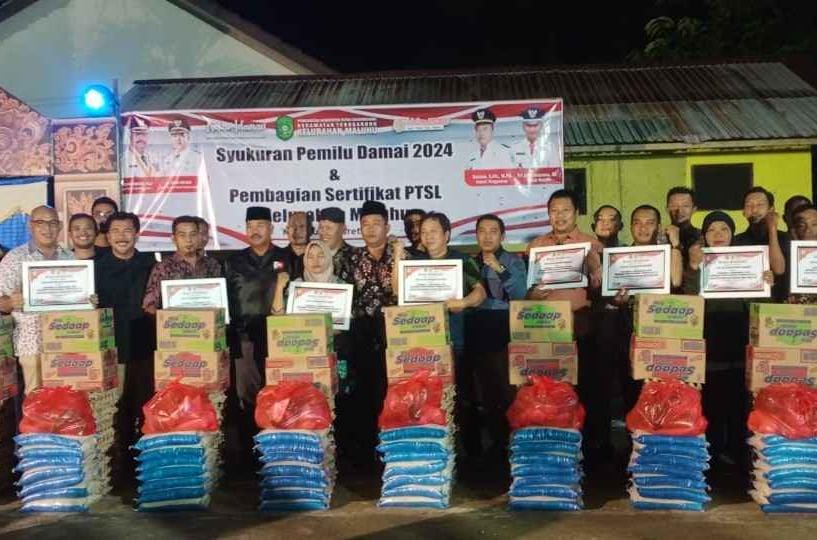 Bupati Kukar Edi Damansyah saat ikut memberikan hadiah sembako kepada pemenang TPS terbaik se-Tenggarong pada Syukuran Pemilu Damai 2024 (Elmo/Prokal.co)