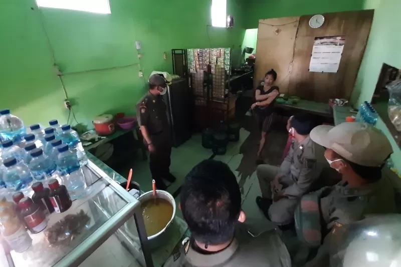 RAZIA SAKADUP: Satpol PP Banjarmasin merazia warung yang buka diam-diam di siang bolong selama bulan puasa, Ramadan tahun 2023 lalu. (FOTO: WAHYU RAMADHAN/RADAR BANJARMASIN)