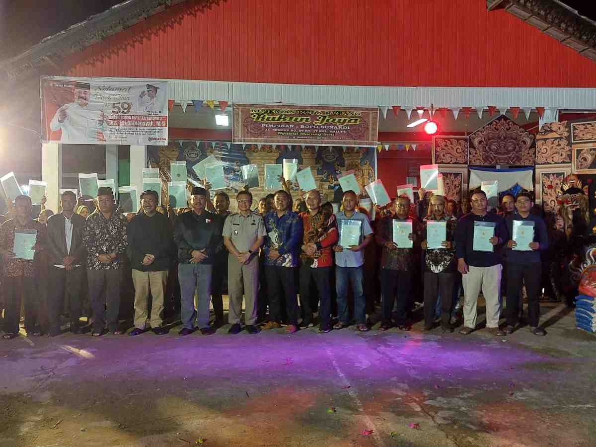 Bupati Kukar Edi Damansyah menyerahkan 700 persil kepada warga Kelurahan Maluhu, Tenggarong sebagai bagian dari program PTSL ATR/BPN (Elmo/Prokal.co)