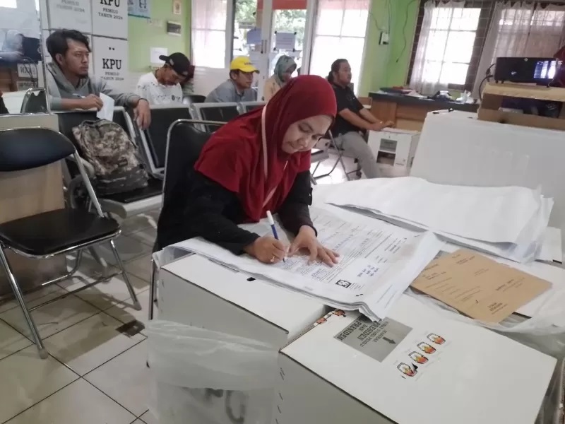 HITUNG SUARA: Proses rekapitulasi suara di Kecamatan Banjarmasin Utara, beberapa hari lalu. (FOTO: ENDANG/RADAR BANJARMASIN)