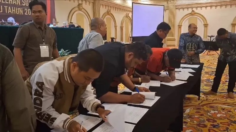 RAMPUNG: Rapat pleno terbuka tingkat Kota Banjarbaru selesai, Sabtu (2/3) malam (FOTO: SHEILLA FARAZELA/RADAR BANJARMASIN)