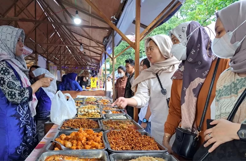 NGABUBURIT: Pasar Wadai Ramadan 2023 ketika digelar di Siring Pierre Tendean, kawasan Menara Pandang.&nbsp; (FOTO: WAHYU RAMADHAN/RADAR BANJARMASIN&nbsp;)