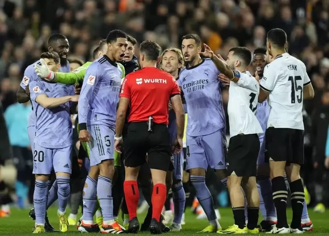 KONTROVERSIAL: Para Pemain Real Madrid memprotes di Gil Manzano dalam aksi kontroversial laga Valencia vs Real Madrid, Minggu (3/3/2024) dini hari WIB. (Foto: Anadolu)
