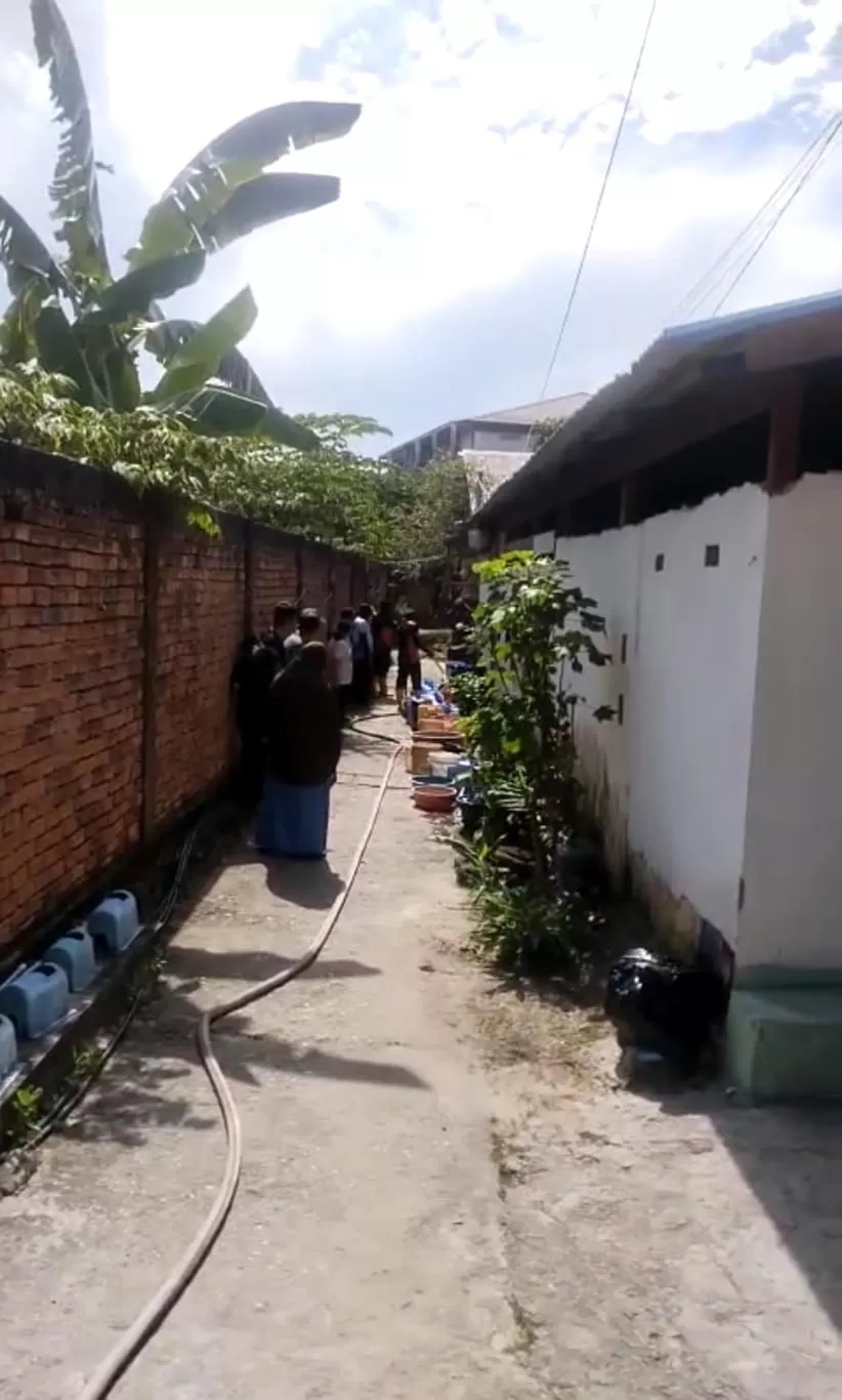 MULAI BAGIKAN AIR: BPBD Nunukan mulai membagikan air ke seluruh warga yang terdampak kekeringan di Nunukan dan Nunukan Selatan. FOTO: DOK BPBD NUNUKAN