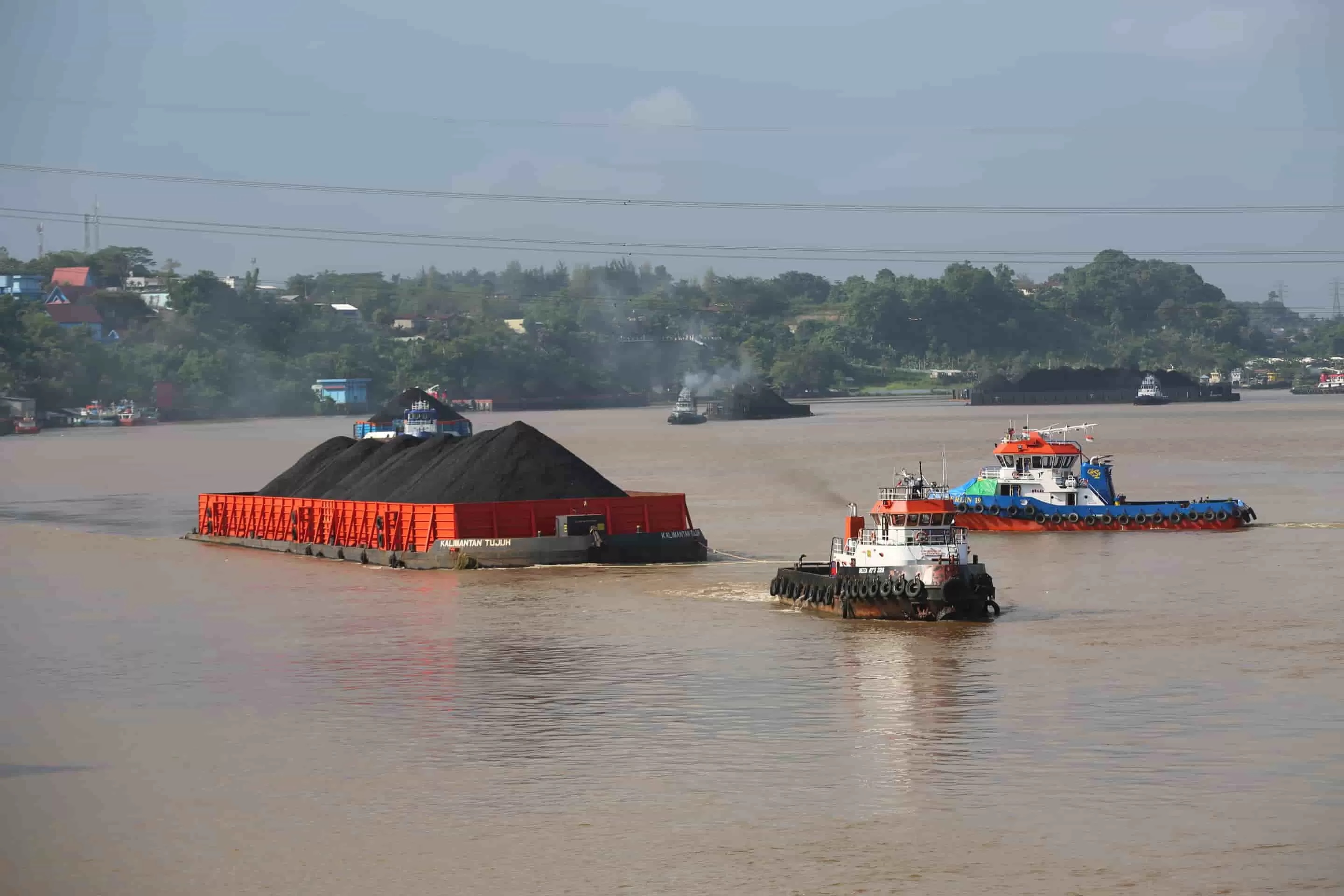 DITINGGALKAN: Penurunan nilai ekspor pada Januari 2024 dipengaruhi oleh pelemahan golongan bahan bakar mineral sebesar USD 396,21 juta atau setara 24,34 persen. (FUAD/KP)