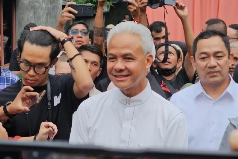 Calon presiden (capres) nomor urut 3 Ganjar Pranowo usai menggunakan hak suaranya di TPS 011, Lempongsari, Gajah Mungkur, Semarang, Jawa Tengah, Rabu (14/2). (Ridwan/JawaPos.com)