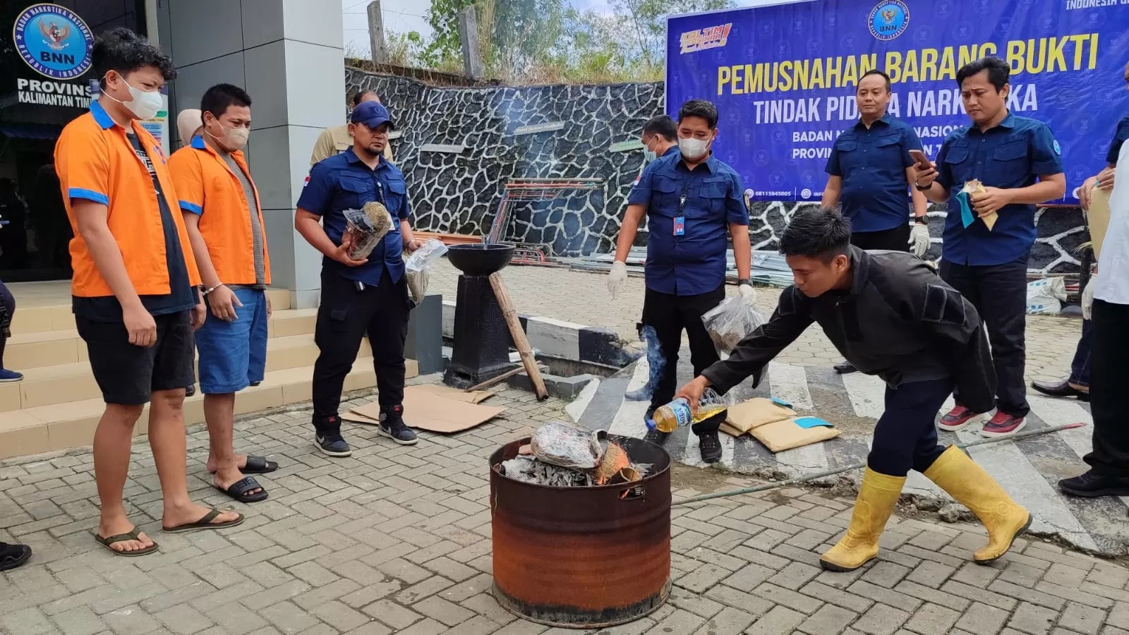 AGAR TAK DISALAHGUNAKAN: Jajaran BNN Kaltim disaksikan beberapa perwakilan instansi vertikal lain memusnahkan ganja dengan cara dibakar.