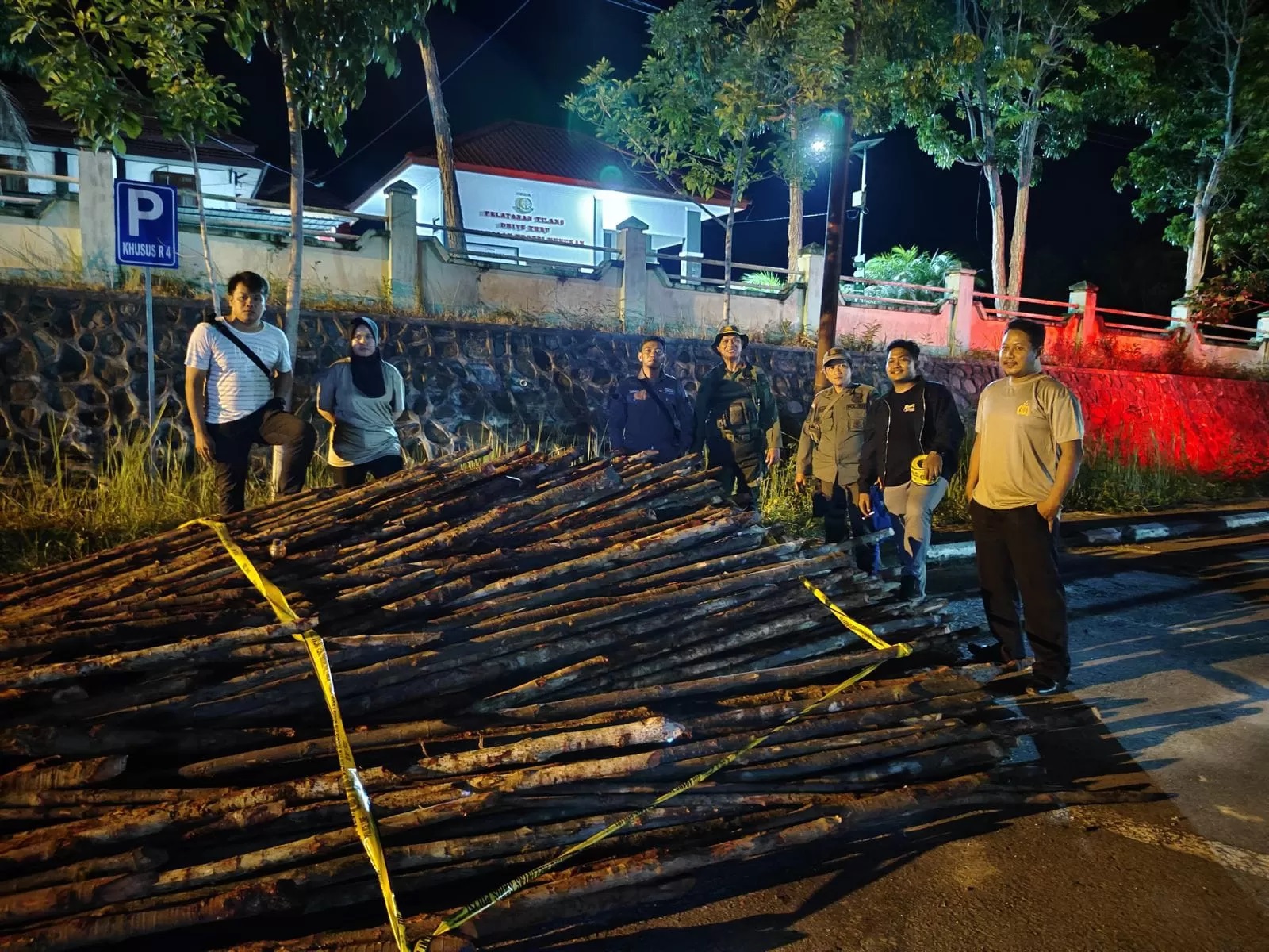 AMANKAN BARANG BUKTI: Ratusan barang bukti kayu merah hasil penebangan ilegal diamankan di Mako Polres Nunukan. FOTO: DOK POLRES NUNUKAN