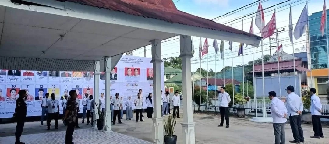 APEL: Para komisioner dan pegawai KPU Kabupaten Sambas saat melaksanakan apel di halaman Kantor KPU Kabupaten Sambas.