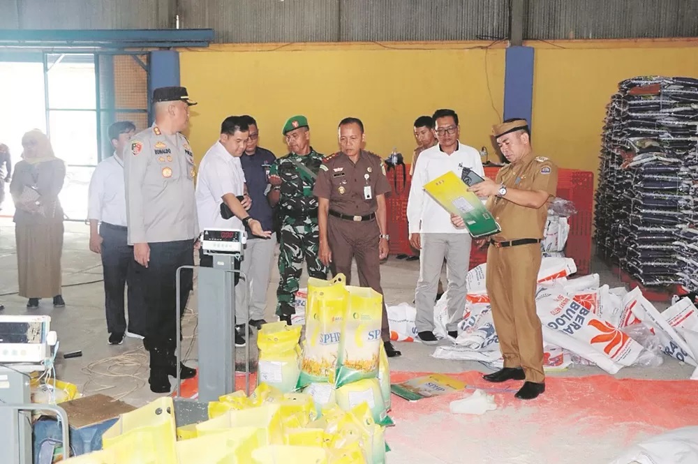 SIDAK: Kapolres Tarakan AKBP Ronaldo Maradona T.P.P Siregar bersama Wali Kota Tarakan Dr. Bustan, S.E, M.Si, mengecek stok sembako di Kota Tarakan. FOTO: ELIAZAR/RADAR TARAKAN