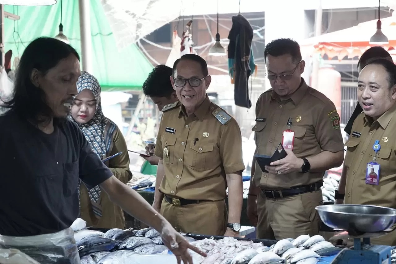 Wakil Wali Kota Samarinda Rusmadi (ketiga kanan)  dalam satu kegiatan. Rusmadi sementara mengawal jalannya roda pemerintahan Pemkot Samarinda karena Andi Harun maju di Pilkada Samarinda.