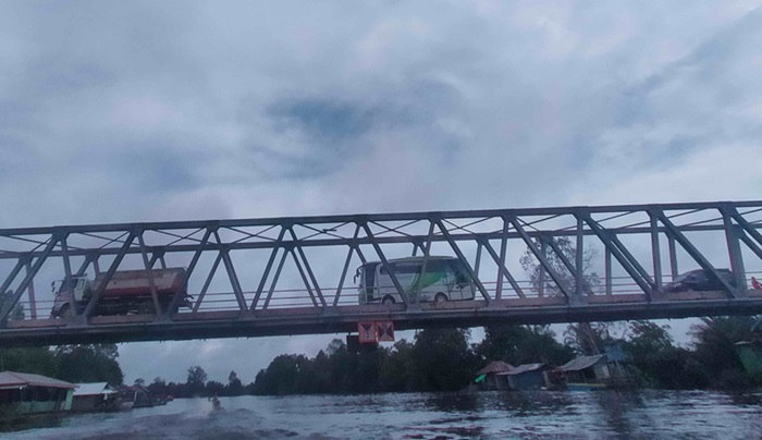 BAHAYA: Iring iringan truk tangki dan bus di Jembatan Sungai Arut, Minggu (3/3/2024) (SULISTYO/RADAR SAMPIT)
