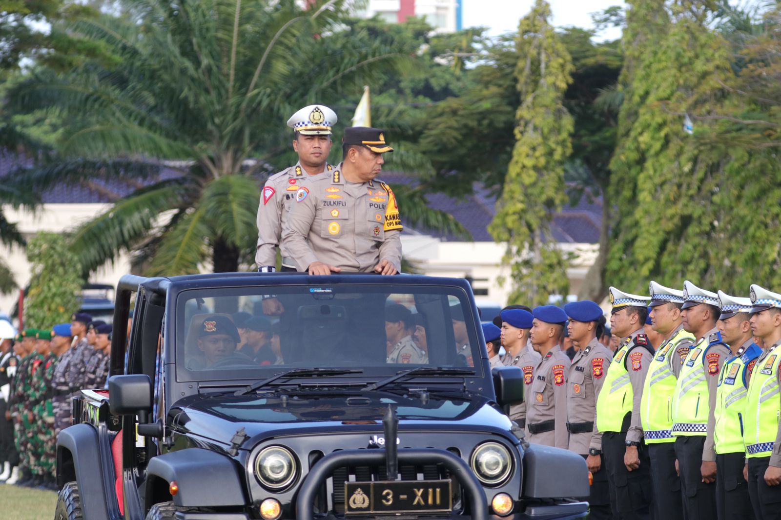 PASTIKAN SIAP: Irwasda Polda Kaltim Kombes Pol Zulkifli mengecek pasukan saat apel Operasi Keselamatan Mahakam.&nbsp;