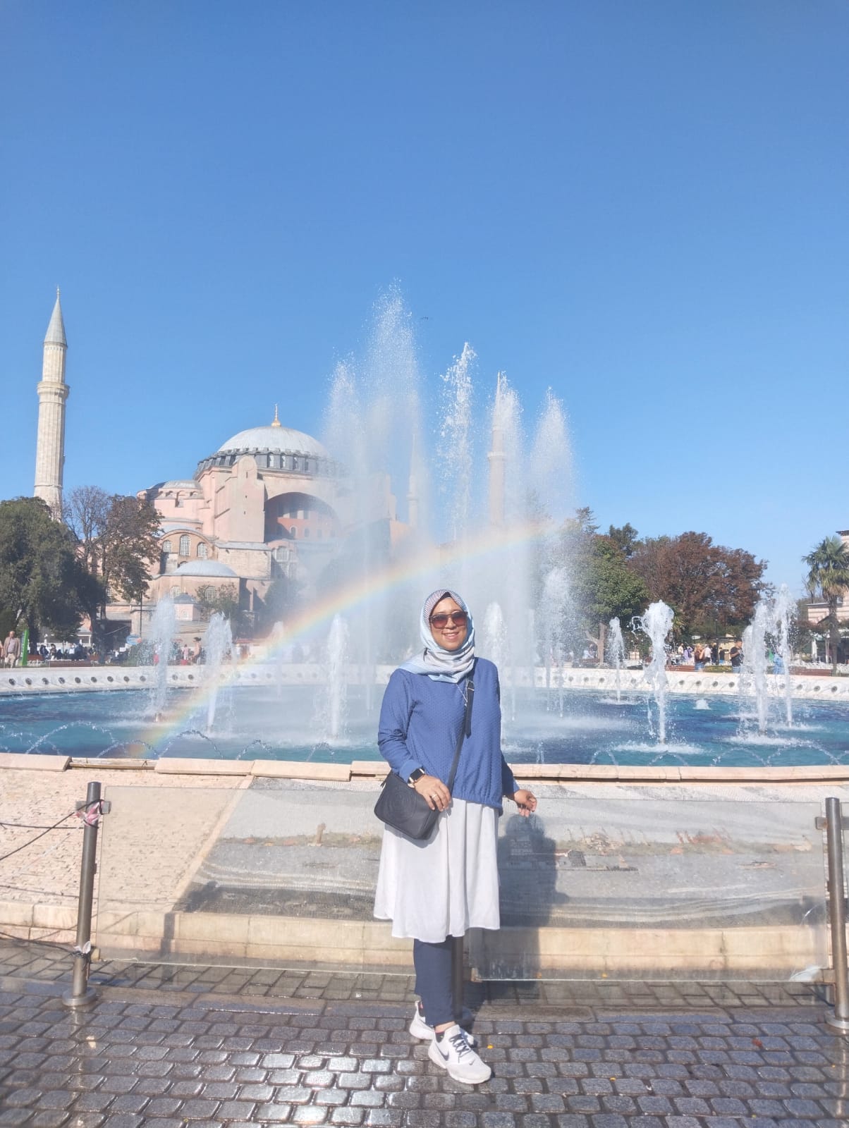 KHAS TURKI: Henny Wijayanti dan roti pide, menu khas berbuka puasa di masyarakat muslim Turki. (dok henny wijayanti for kp)