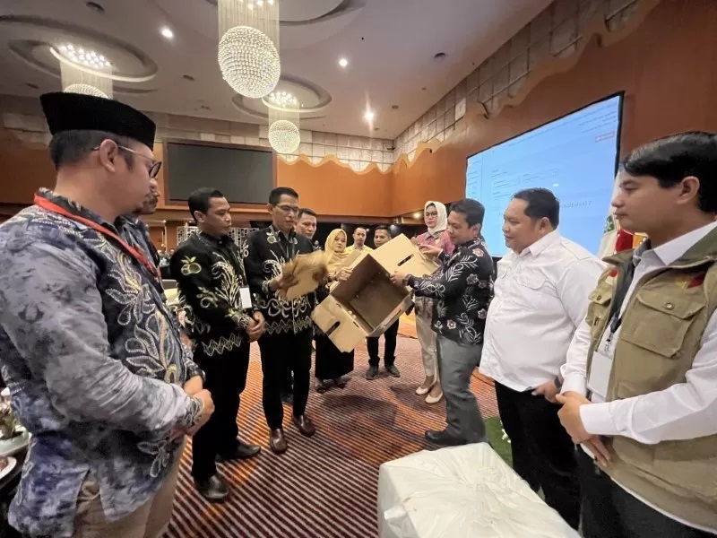 BUKA KOTAK SUARA: Rekapitulasi hasil pemilu tingkat Provinsi Kalsel dimulai kemarin hingga Jumat (8/3) besok. Sempat diwarnai penolakan oleh tim capres. (FOTO: M OSCAR FRABY/RADAR BANJARMASIN)