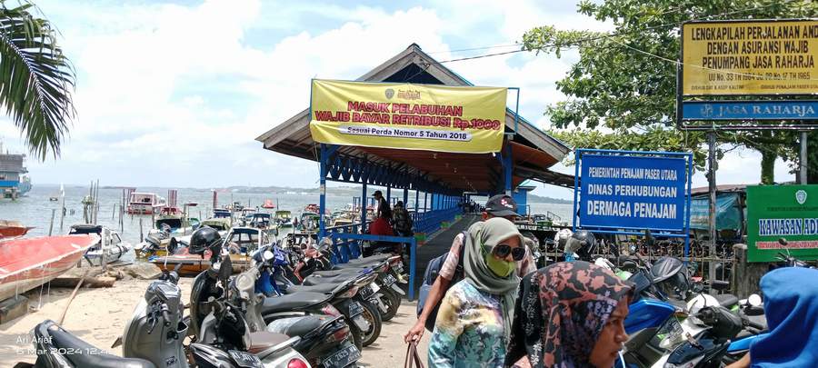 RETRIBUSI: Dishub memasang pengumuman masuk pelabuhan wajib bayar retribusi Rp 1.000 di pintu masuk Pelabuhan Speedboat Penajam, PPU. (ari/kp)