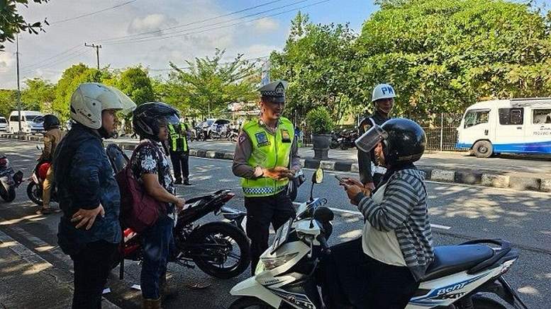 RAZIA: Polisi memeriksa surat-surat kendaraan pengguna motor saat digelar Operasi Keselamatan Mahakam.