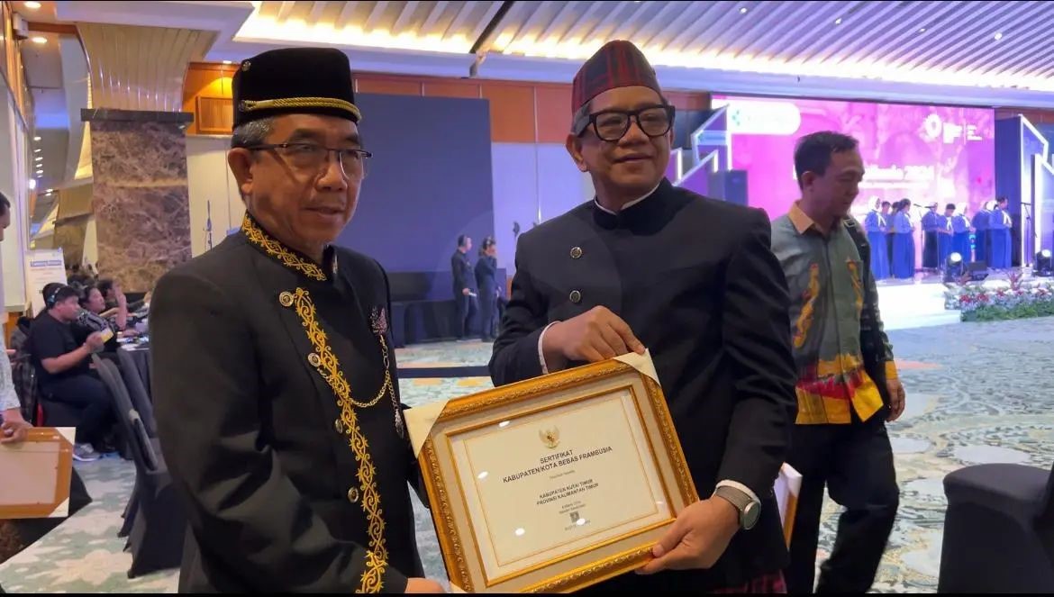 ZERO: Bupati Kutim Ardiansyah Sulaiman (kiri) menunjukkan sertifikat bebas frambusia yang diterima dari Kementerian Kesehatan.