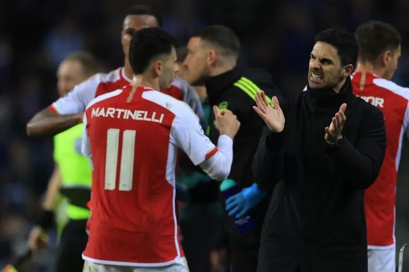 Pelatih Arsenal Mikel Arteta (kanan) memberikan semangat kepada Martinelli. (AFP/PATRICIA DE MELO MOREIRA)