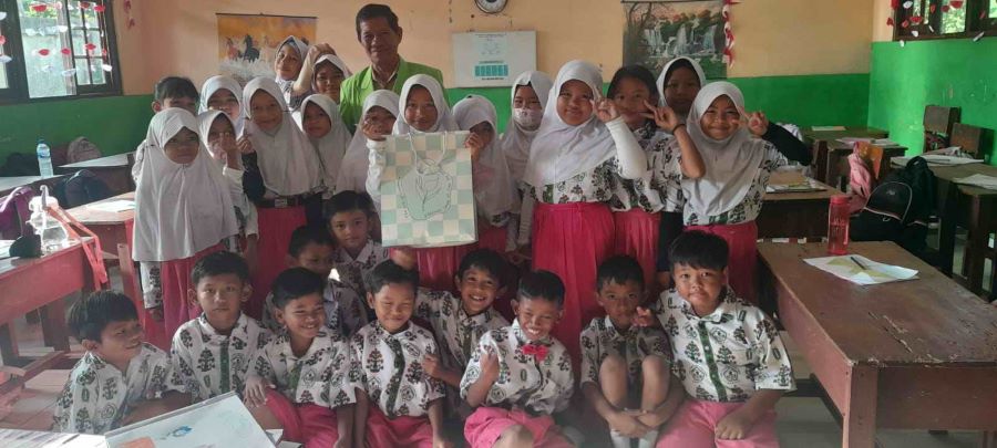 PELAJAR: Anak anak menyambut gembira kabar tentang libur sekolah pada awal Ramadan. (Dok.YUNI/RADAR SAMPIT)