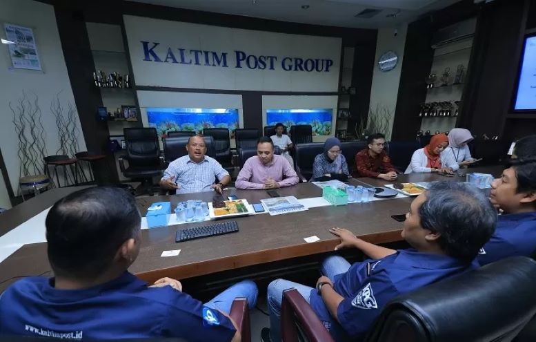 Kepala Biro Humas Kemensetneg Eddy Cahyono Sugiarto (kiri) memaparkan persiapan peringatan HUT ke-79 Kemerdekaan RI di IKN saat bersilaturahmi dengan manajemen Kaltim Post Group di Gedung Biru. (FUAD