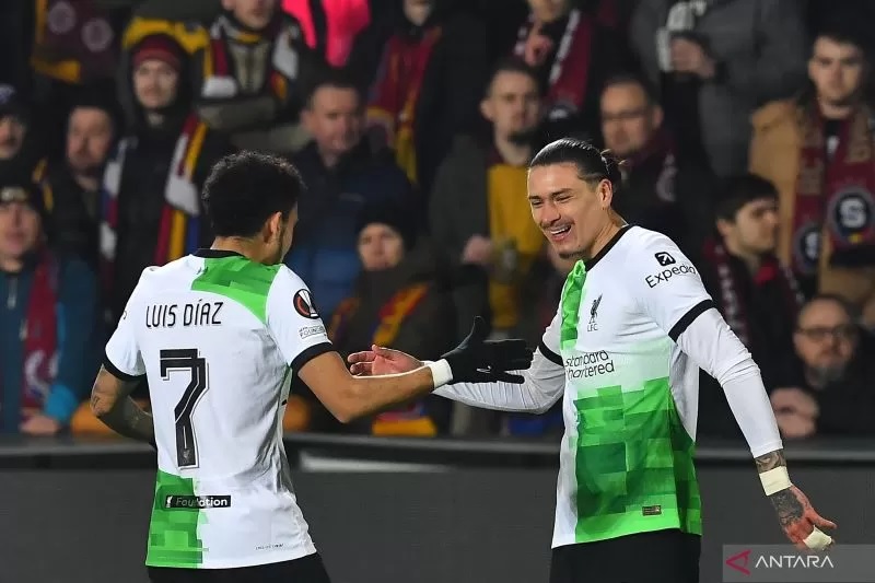 Penyerang Liverpool Darwin Nunez (kanan) merayakan gol yang dicetaknya bersama Luis Diaz pada pertandingan leg pertama 16 besar Liga Europa di epet ARENA, Praha, Kamis (7/3/2024). (ANTARA/AFP)