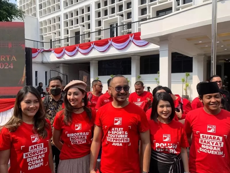 Partai Solidaritas Indonesia (PSI) saat mendaftar calon peserta Pemilu 2024 ke kantor Komisi Pemilihan Umum (KPU) RI, Jalan Imam Bonjol, Menteng, Jakarta Pusat, Rabu (10/8). (Foto: Ridwan/Jawapos)