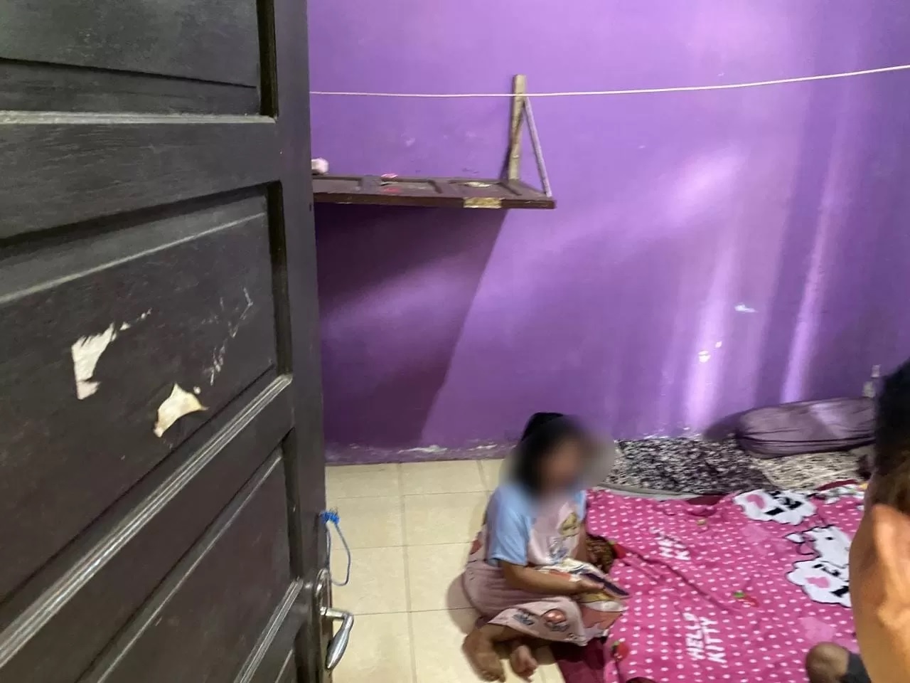 BISNIS HARAM: SL (23) hanya bisa pasrah saat digerebek petugas Satpol-PP Banjarbaru, Rabu (6/3/2024).(Foto:Satpol PP Banjarbaru untuk Radar Banjarmasin)