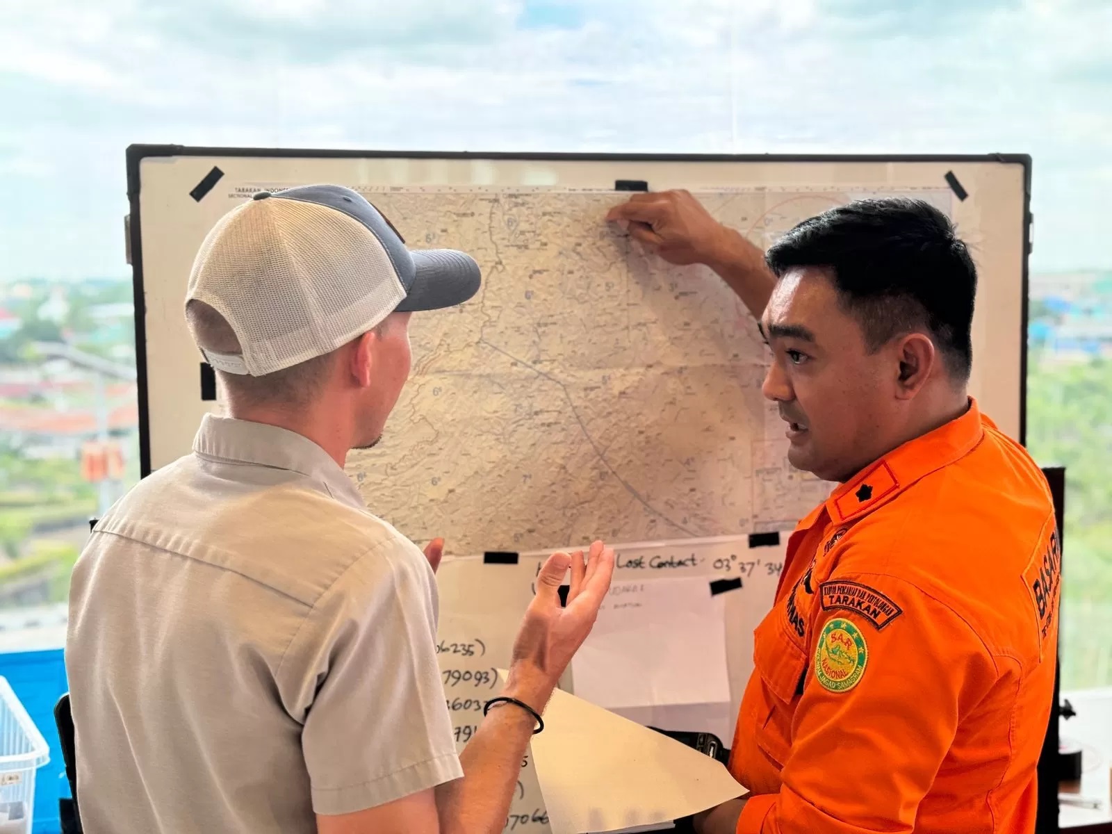 Kepala Basarnas Tarakan Syahril melakukan koordinasi dengan Pesawat Smart Air yang lost contack.