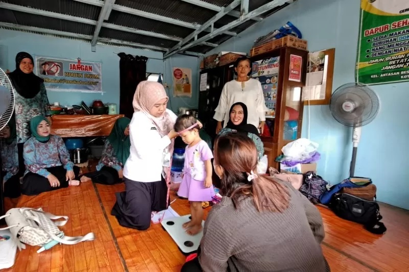UKUR LINGKAR KEPALA: Balita diukur lingkar kepalanya dalam acara Zero Stunting di Antasan Besar, Banjarmasin Tengah, Rabu (6/3).&nbsp; (FOTO: WAHYU RAMADHAN/RADAR BANJARMASIN)