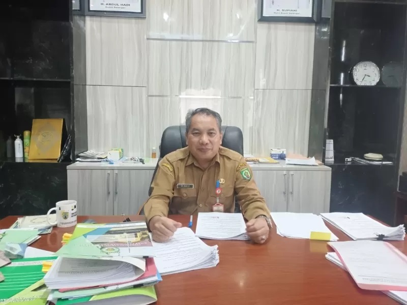 MENJELASKAN: Kepala Dinas Pendidikan dan Kebudayaan Balangan, H Abiji menjelaskan pelaksanaan libur Ramadan untuk jenjang SD dan SMP. (FOTO: M DIRGA/RADAR BANJARMASIN)