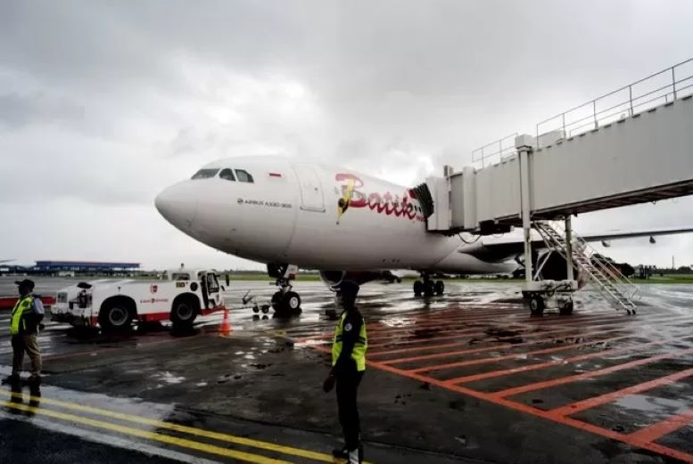 Pesawat maskapai Batik Air. Aksi berbahaya dilakukan oleh pilot dan co-pilot maskapai Batik Air. Mereka tertidur bersamaan dalam penerbangan dari Kendari menuju Jakarta. (Dery Ridwan)
