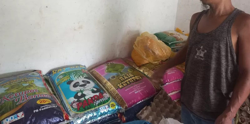 SOPIAN/RADAR TARAKAN HARGA NAIK: Beras menjadi salah satu komoditi yang menjadi pantauan tim Polres Tana Tidung. Tampak pedagang di Pasar Imbayud Taka menunjukkan stok beras yang ada di kiosnya.