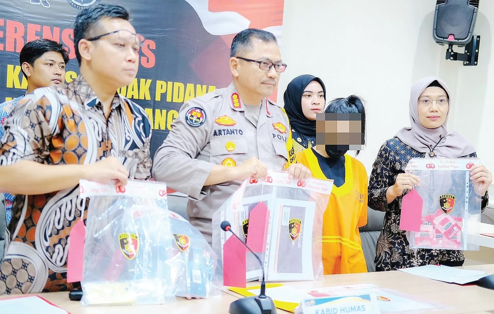 Polda Kaltim Kombes Pol Artanto bersama Wadir Reskrimsus AKBP Rakei Yunardhani dan Kasubdit Kompol Dian Puspitosari, menunjukkan barang bukti beserta pelaku wanita muda berinisial YRT DAYAT/BALPOS