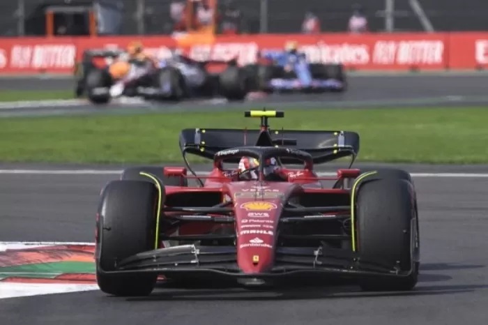 PEMBUKTIAN: Pembalap Ferrari asal Spanyol Carlos Sainz Jr saat beraksi di Grand Prix F1 Meksiko di Hermanos Rodriguez racetrack, pada 30 Oktober 2022. (Rodrigo ARANGUA/AFP)