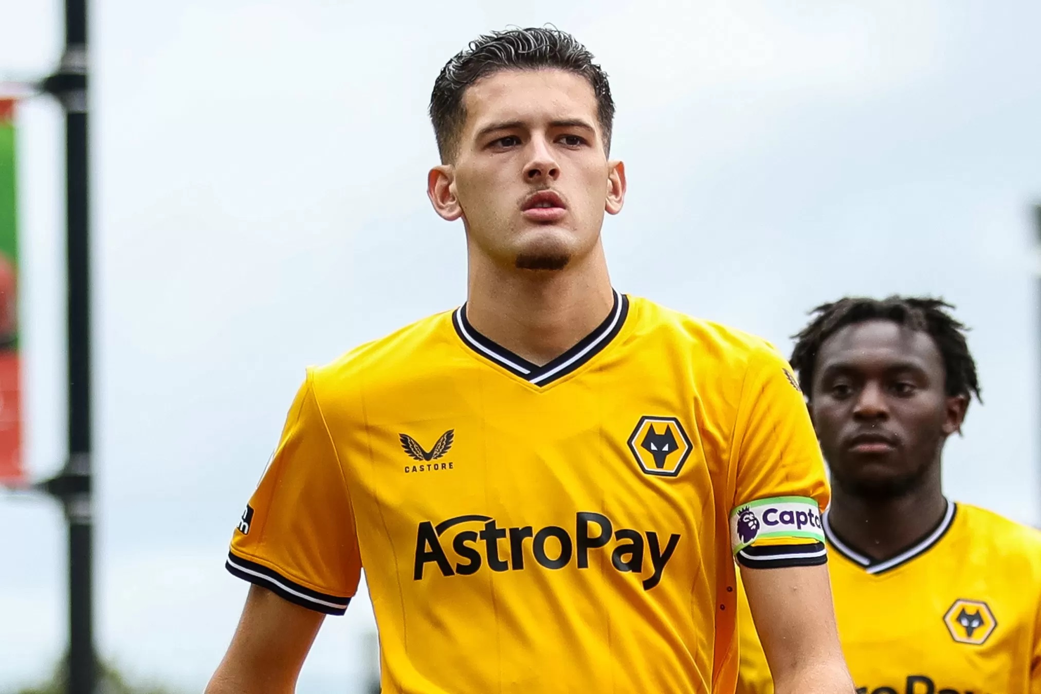 Justin Hubner menjadi pemain Indonesia pertama yang membela klub Liga Premier Inggris. (Wolves)