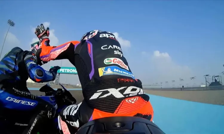 SERI PEMBUKA: Aleix Espargaro memukul kepala Franco Morbidelli dalam sesi latihan bebas (FP) 2 Sabtu (18/11) di Sirkuit Lusail, Qatar. (MotoGP.com)