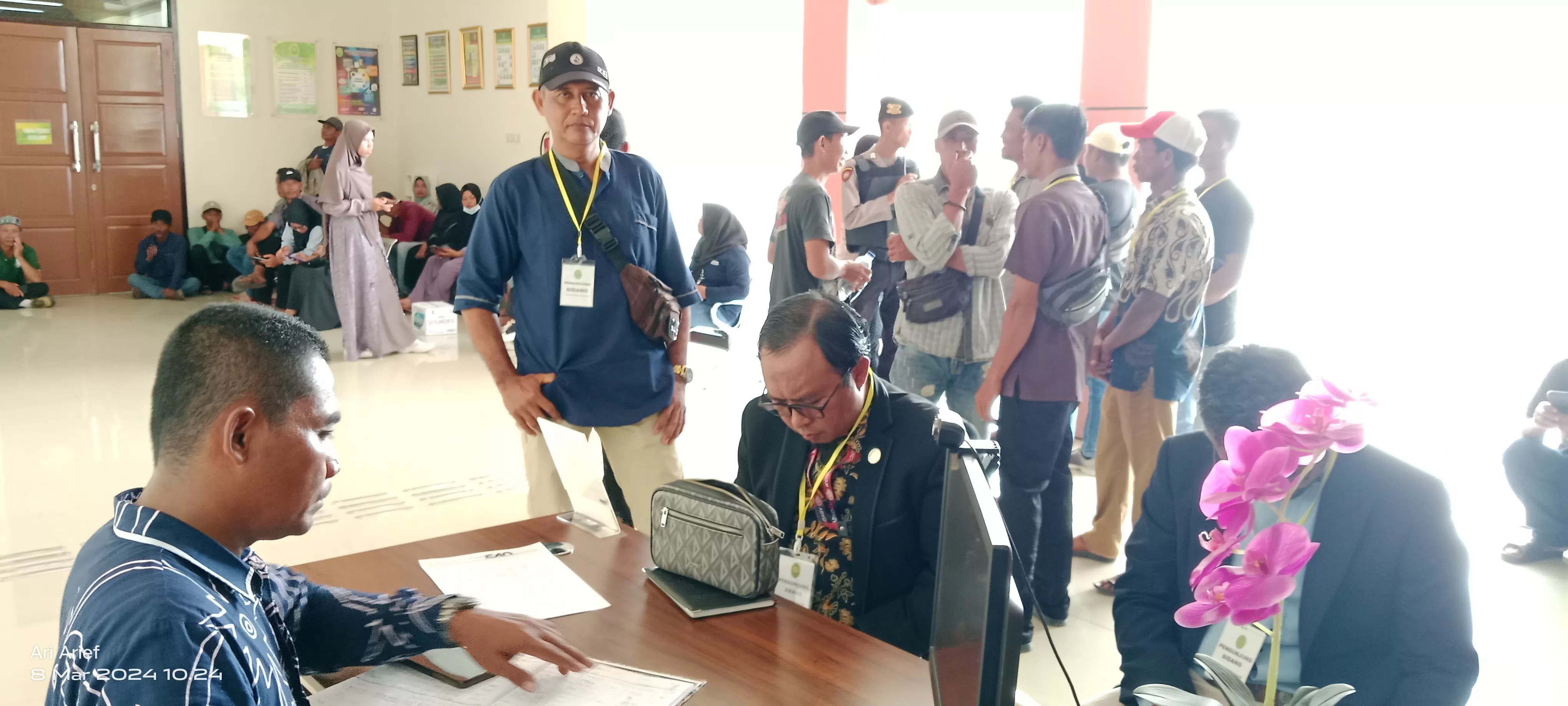 MEMANTAU: Dua kuasa hukum sedang mendaftar untuk bertemu ketua PN Penajam, dan tampak pula keluarga korban memantau jalannya peradilan di luar ruang persidangan, kemarin. (Ari Arief)