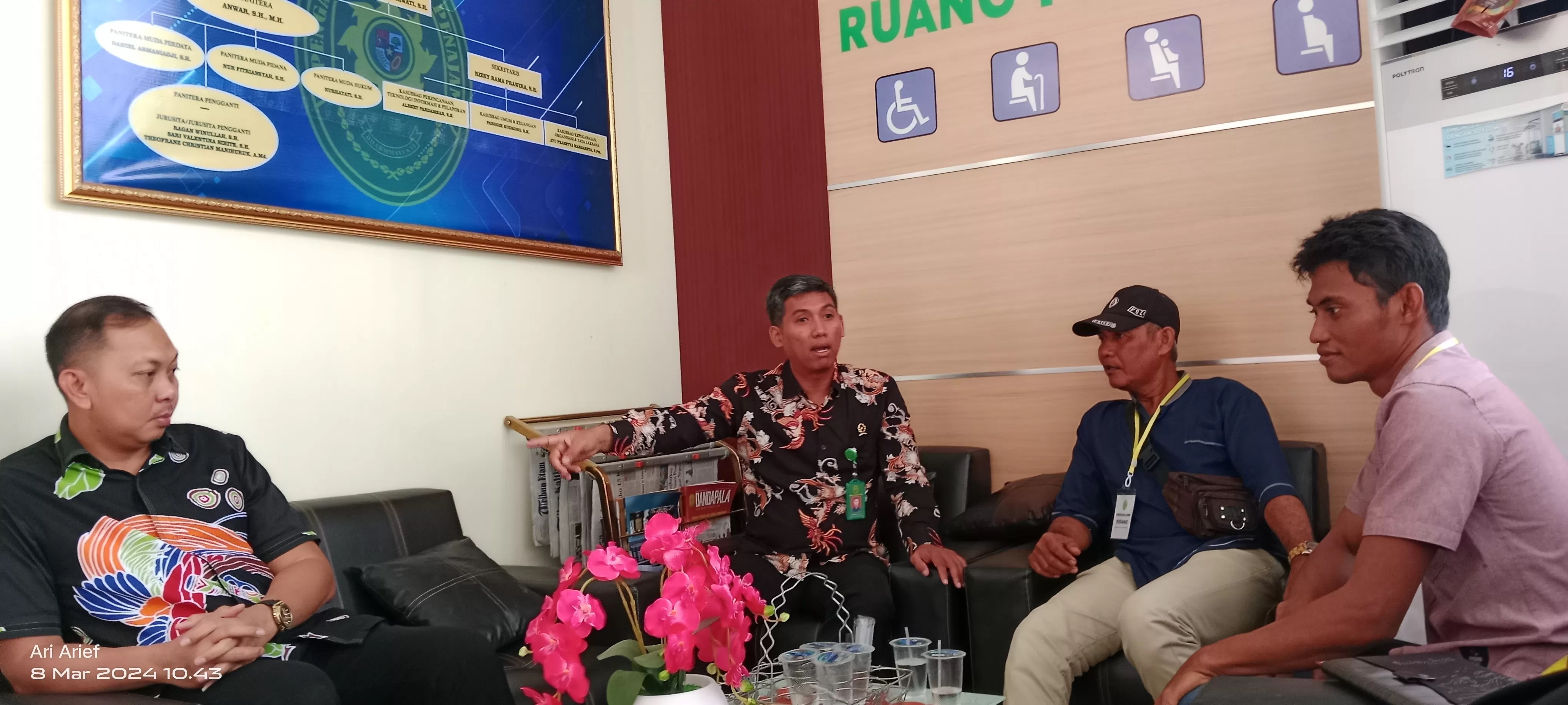 TEMU: Ketua PN Penajam Jimmy Rai Ie (dua kiri) dan Kajari PPU Faisal Arifuddin (kiri) saat menemui kuasa hukum dan juru bicara keluarga korban pembunuhan, Jumat (8/3). (Ari Arief)