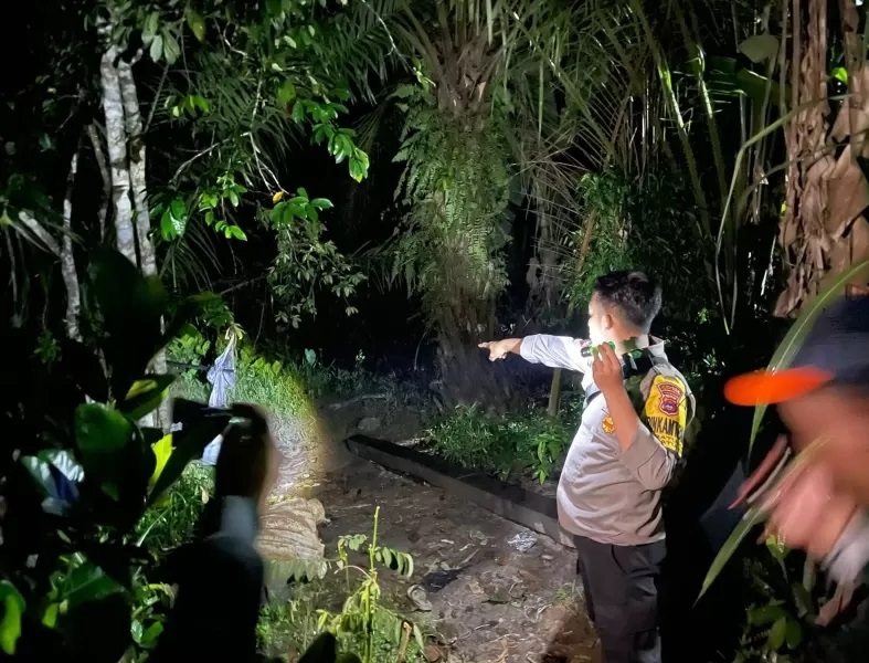 TKP: Samsi (64) meninggal dunia setelah diterkam buaya saat mencuci kaki di Sungai Batulicin, Kamis (7/3) sore. Lokasinya di RT 03, Desa Maju Makmur, Batulicin. (FOTO: POLRES TANAH BUMBU)