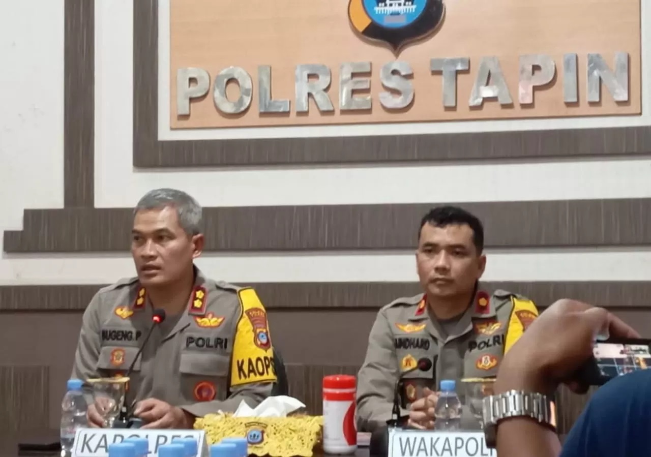 WAWANCARA: Kapolres Tapin, AKBP Sugeng Priyanto bersama Waka Polres Tapin, Kompol Rainhard Maradona saat jumpa pers di Mapolres Tapin.(Foto:Rasidi Fadli/Radar Banjarmasin)