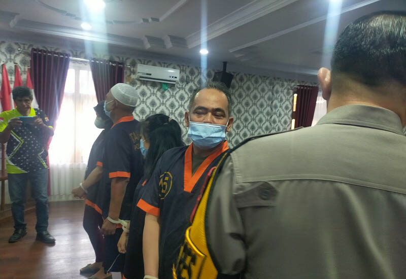 JS saat dihadirkan dalam press release kasus tindak pidana penipuan di Mapolres Kobar, Kamis (7/3/2024). (SULISTYO/RADAR PANGKALAN BUN)