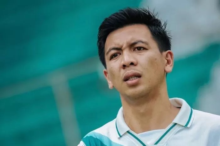 KASAR: Wahyudi Hamisi bermain kasar ketika laga Persebaya Surabaya vs PSS Sleman dengan menginjak kepala Bruno Moreira. (PSS Sleman)