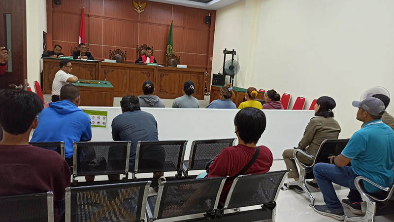 TIPIRING : Lima PSK dan dua pria pemakai jasa serta seorang germo menjalani sidang Tindak Pidana Ringan (Tipiring) di Pengadilan Negeri Nanga Bulik, Jumat (8/3/2024). (RIA M. ANGGREANI/RADAR SAMPIT)