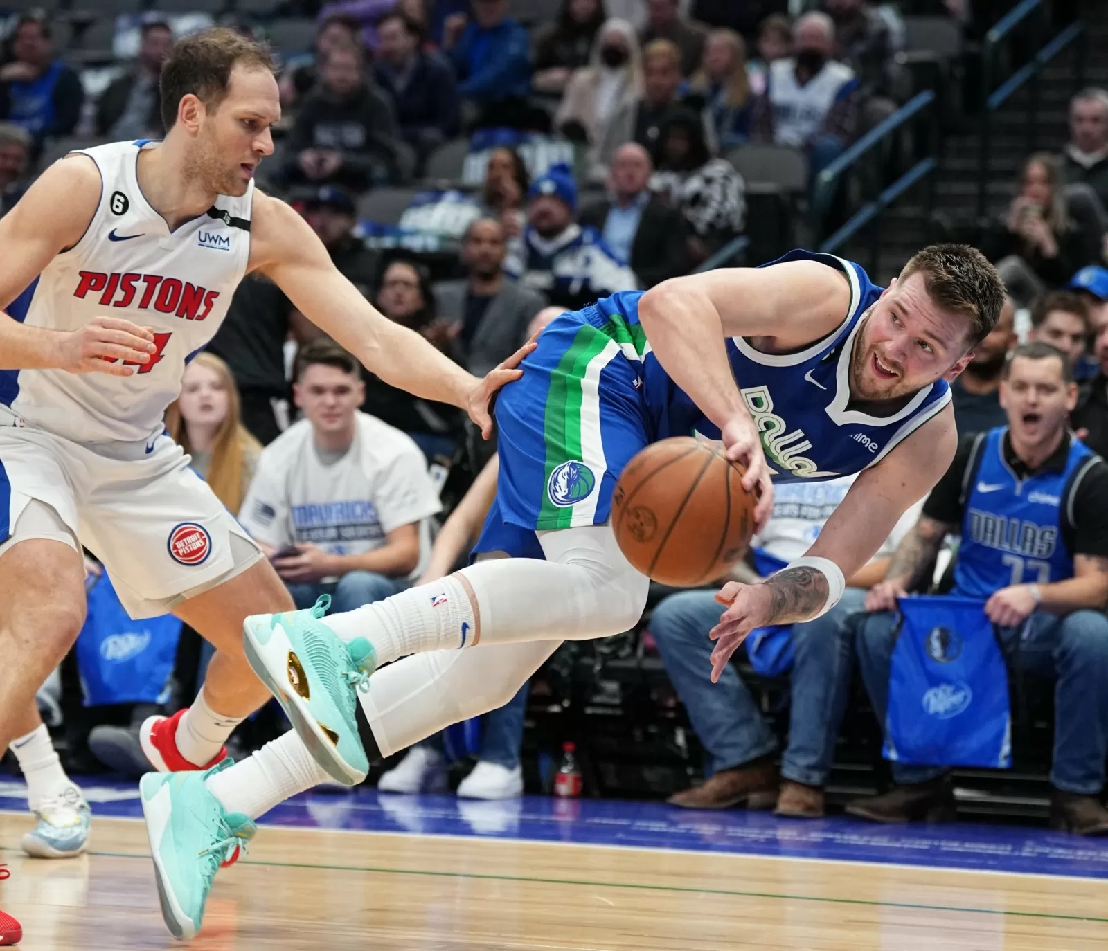 REKOR: Luka Doncic (kanan) saat menghadapi Detroit Pistons. Dia mencetak rekor sekaligus membawa Dallas Mavericks memenangi laga itu. (AFP/Glenn James)
