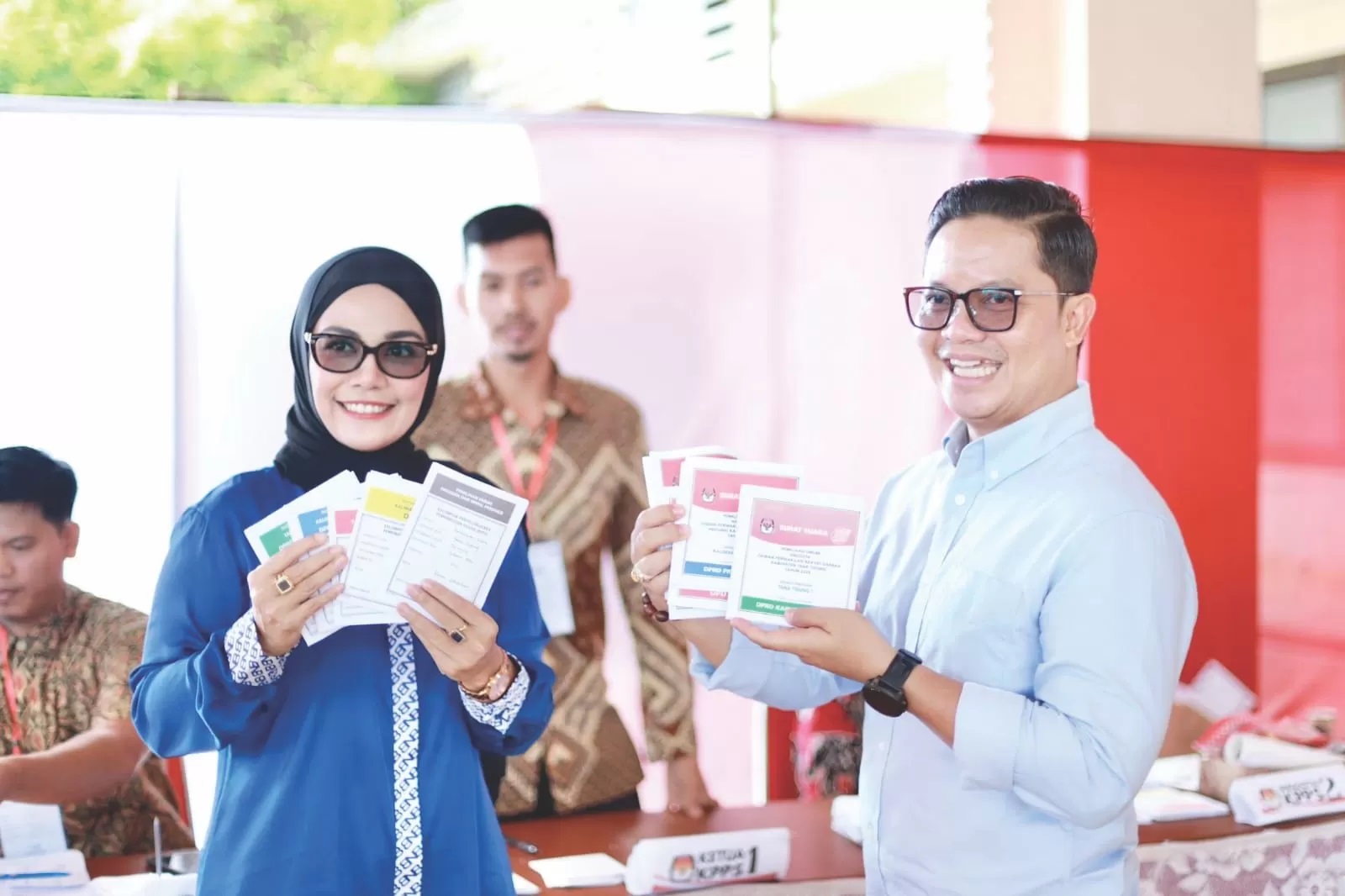 MAJU PILKADA: Ibrahim Ali bersama istri saat menyalurkan hak suaranya di pemilu 14 Februari lalu di Tana Tidung.