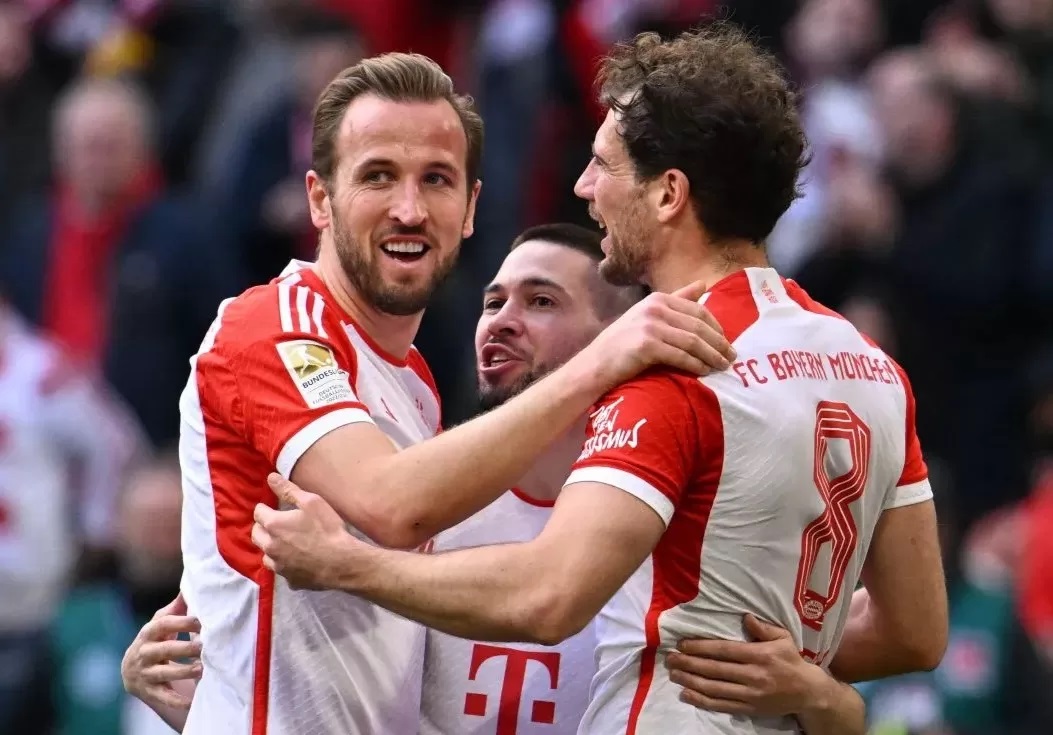 MERAYAKAN: Gelandang Bayern, Leon Goretzka (kanan) merayakan gol kedua timnya dengan Harry Kane (kiri) dan Raphael Guerrero (tengah), Sabtu (9/3/2024). (Foto: AFP)